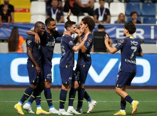 Fenerbahçe, sahasında Adana Demirspor’u ağırlıyor! Zorlu maçta ilk 11’ler belli oldu…